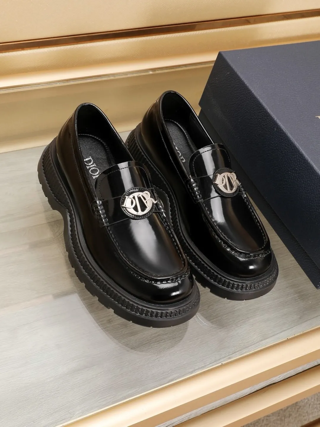Factory P500💰dior 🆕Men's classic loafers, which combine classic shoe styles with retro California style. Slipper style design, easy to put on and take off. Crafted from top-grain cowhide leather, they feature a rubber lugged sole and the DIO* AND SHAWN signature in brass and enamel. Wear it with casual clothing or a suit. Size: 38-44 (45.46 customized